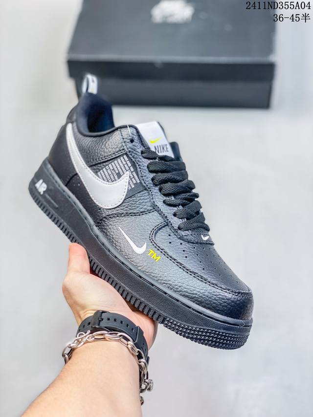 特价带半码 耐克Nike AIR FORCE 1‘07 空军一号低帮百搭休闲运动板鞋。柔软、弹性十足的缓震性能和出色的中底设计，横跨复古与现代的外型结合，造就出