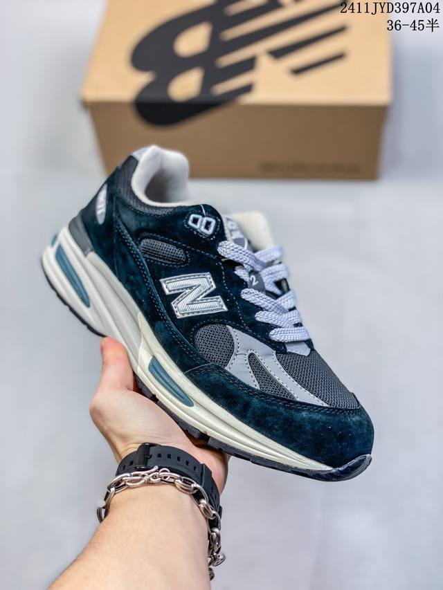 New Balance 新百伦 男女鞋真标半码制，原楦原纸版开发版型，采用固色猪巴革组合网眼织物鞋面材质，中底搭载全掌 FuelCell缓震科技，独立开发4层组