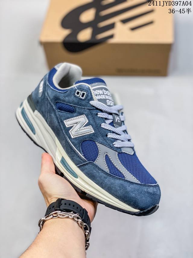 New Balance 新百伦 男女鞋真标半码制，原楦原纸版开发版型，采用固色猪巴革组合网眼织物鞋面材质，中底搭载全掌 FuelCell缓震科技，独立开发4层组