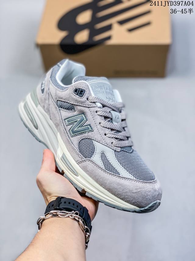 New Balance 新百伦 男女鞋真标半码制，原楦原纸版开发版型，采用固色猪巴革组合网眼织物鞋面材质，中底搭载全掌 FuelCell缓震科技，独立开发4层组