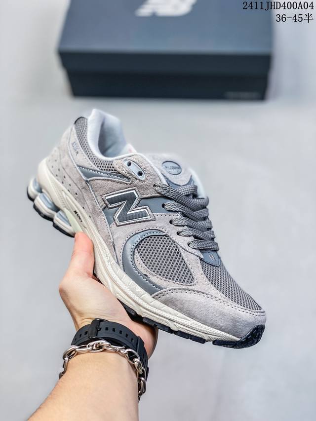 New Balance ML2002 复古休闲跑步鞋 最新出的2002R系列，鞋款延续了经典科技，升级版N-ERGY缓震物料机能与材质上脚太舒适了，鞋面的柔软麂