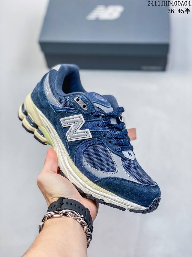 New Balance ML2002 复古休闲跑步鞋 最新出的2002R系列，鞋款延续了经典科技，升级版N-ERGY缓震物料机能与材质上脚太舒适了，鞋面的柔软麂