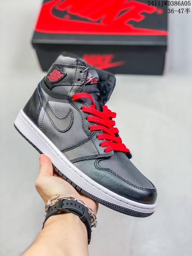 耐克 Nike Air Jordan 1 Retro High OG 乔丹一代篮球鞋复刻运动鞋 皮面高帮板鞋的设计灵感源自运动夹克，带你重温入选球队时刻。采用经