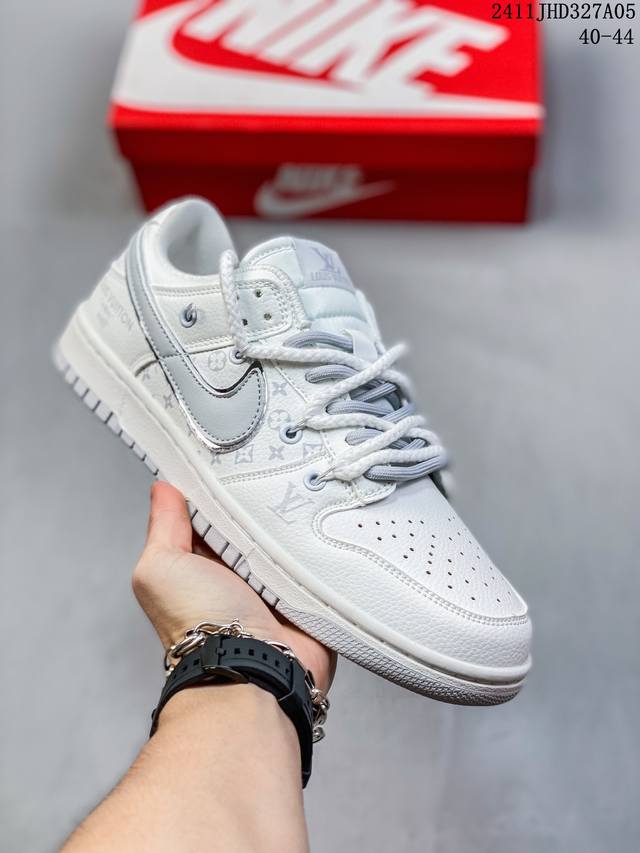 耐克 Nike Dunk Low Retro 运动鞋复古板鞋 双鞋带 解构绑带，作为 80 年代经典篮球鞋款，起初专为硬木球场打造，后来成为席卷街头的时尚标杆，