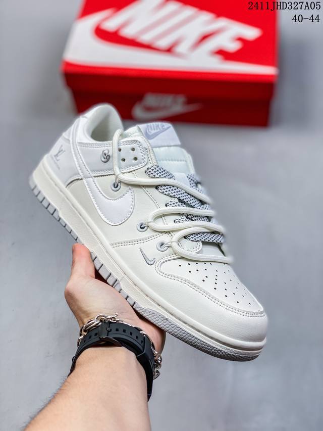 耐克 Nike Dunk Low Retro 运动鞋复古板鞋 双鞋带 解构绑带，作为 80 年代经典篮球鞋款，起初专为硬木球场打造，后来成为席卷街头的时尚标杆，