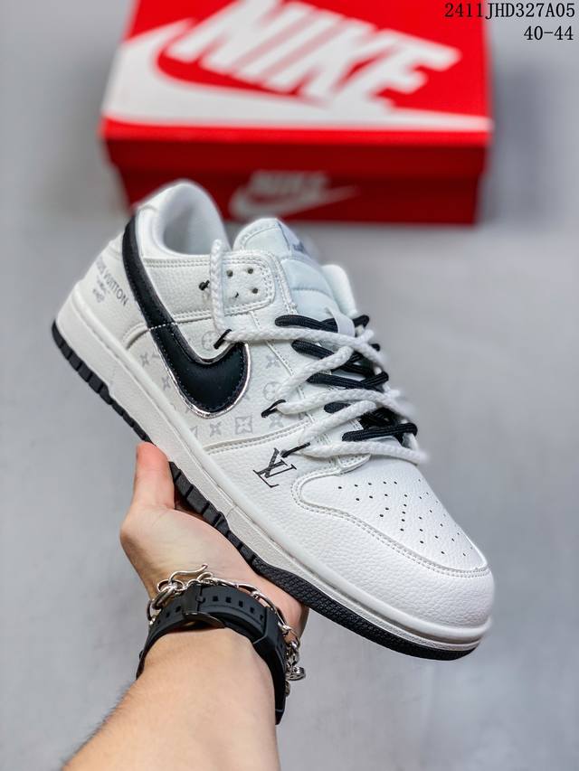 耐克 Nike Dunk Low Retro 运动鞋复古板鞋 双鞋带 解构绑带，作为 80 年代经典篮球鞋款，起初专为硬木球场打造，后来成为席卷街头的时尚标杆，