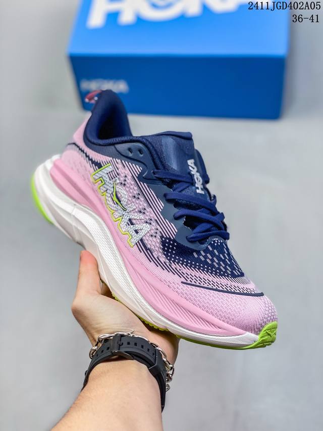 小红书推荐HOKA W BONDI 8全新配色 这个品牌来自于新西兰的毛利语，HOKA表示大地，ONE ONE表示飞越，连起来就是飞越地平线，ONE ONE不是