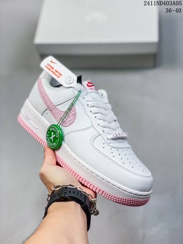 特价带半码耐克Nike AIR FORCE 1‘07 空军一号低帮百搭休闲运动板鞋。柔软、弹性十足的缓震性能和出色的中底设计，横跨复古与现代的外型结合，造就出风