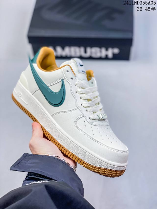 特价带半码 耐克Nike AIR FORCE 1‘07 空军一号低帮百搭休闲运动板鞋。柔软、弹性十足的缓震性能和出色的中底设计，横跨复古与现代的外型结合，造就出