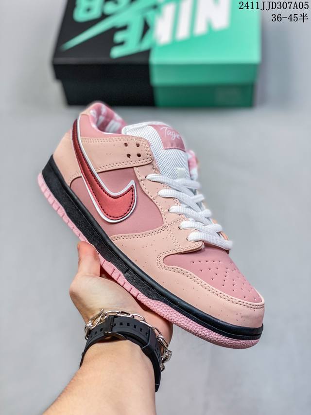 真标带半码 耐克Nike SB Dunk Low 扣篮系列复古低帮休闲运动滑板板鞋。采用脚感柔软舒适ZoomAir气垫，有效吸收滑板等极限运动在落地时带来的冲击