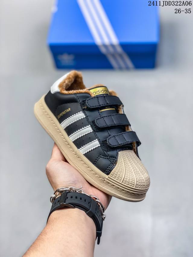 Adidas 三叶草魔术贴 官网贝壳头新配色闪亮登场 校园阿迪达斯贝壳头三叶草加绒棉鞋雪地鞋 男女童鞋米白色与米黑色款 魔术贴设计穿脱方便快捷运动鞋加绒护脚保暖