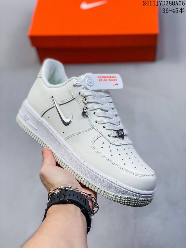 公司级带半码耐克Nike AIR FORCE 1‘07 空军一号低帮百搭休闲运动板鞋。柔软、弹性十足的缓震性能和出色的中底设计，横跨复古与现代的外型结合，造就出