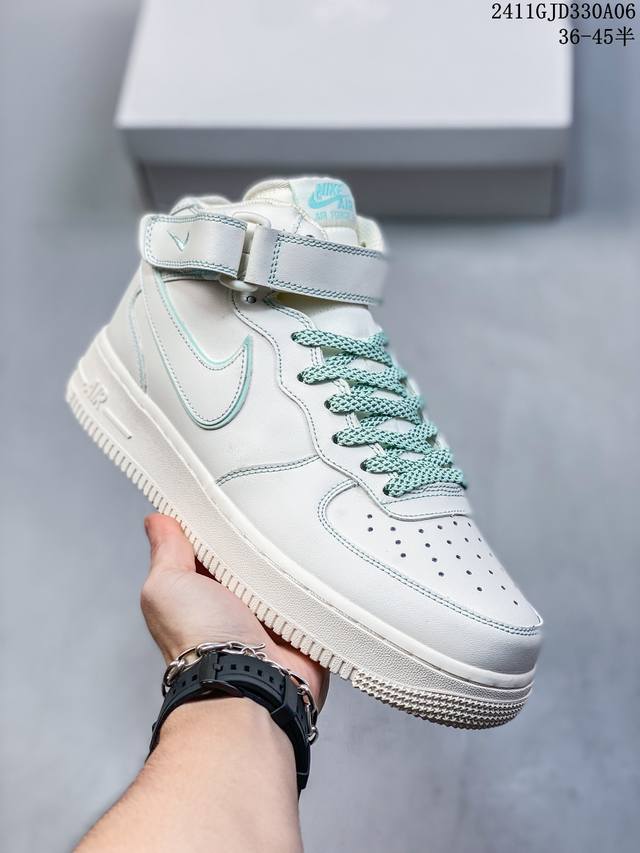 公司级带半码耐克Nike AIR FORCE 1‘07 空军一号低帮百搭休闲运动板鞋。柔软、弹性十足的缓震性能和出色的中底设计，横跨复古与现代的外型结合，造就出