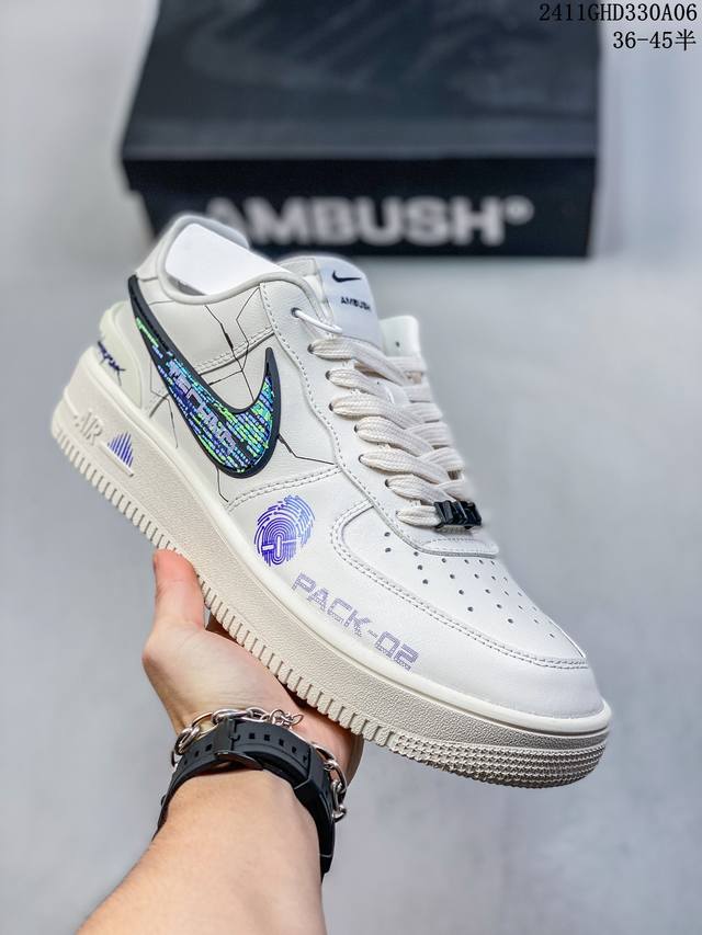 公司级带半码耐克Nike AIR FORCE 1‘07 空军一号低帮百搭休闲运动板鞋。柔软、弹性十足的缓震性能和出色的中底设计，横跨复古与现代的外型结合，造就出