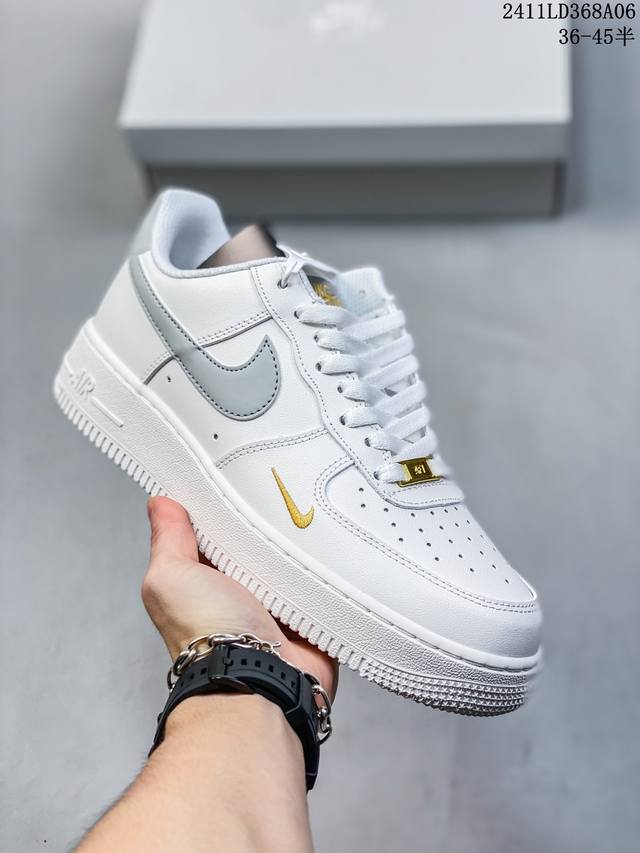 特价带半码 耐克Nike AIR FORCE 1‘07 空军一号低帮百搭休闲运动板鞋。柔软、弹性十足的缓震性能和出色的中底设计，横跨复古与现代的外型结合，造就出