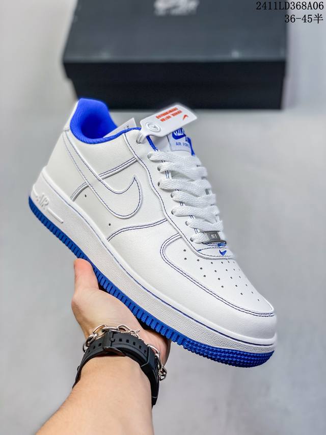 特价带半码 耐克Nike AIR FORCE 1‘07 空军一号低帮百搭休闲运动板鞋。柔软、弹性十足的缓震性能和出色的中底设计，横跨复古与现代的外型结合，造就出