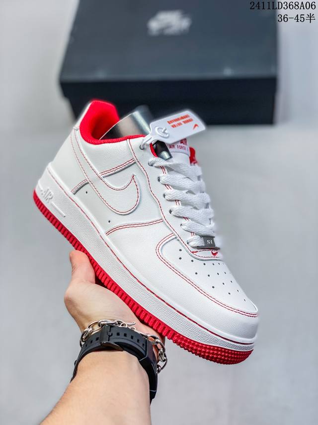 特价带半码 耐克Nike AIR FORCE 1‘07 空军一号低帮百搭休闲运动板鞋。柔软、弹性十足的缓震性能和出色的中底设计，横跨复古与现代的外型结合，造就出