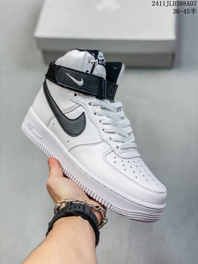 公司级带半码耐克Nike AIR FORCE 7 空军一号低帮百搭休闲运动板鞋。柔软、弹性十足的缓震性能和出色的中底设计，横跨复古与现代的外型结合，造就出风靡全