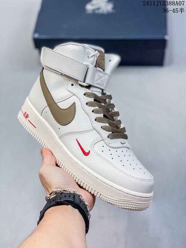 公司级带半码耐克Nike AIR FORCE 7 空军一号低帮百搭休闲运动板鞋。柔软、弹性十足的缓震性能和出色的中底设计，横跨复古与现代的外型结合，造就出风靡全