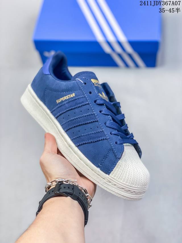 阿迪达斯 ADIDAS SUPERSTAR 三叶草经典贝壳头系列 新款休闲板鞋潮流男女士运动鞋 鞋面柔软皮革材质 标志性的贝壳鞋头，锯齿三条纹，简约的线条。就连