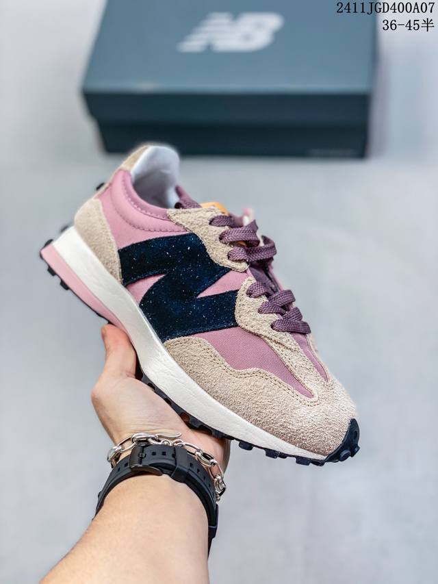 新百伦New Balance MS327复古休闲运动慢跑鞋 。侧身还以解构设计，将 N 字标志以做旧压花样式呈现，样式别具新意。而麂皮、冲孔皮革的塑造，则呈现出