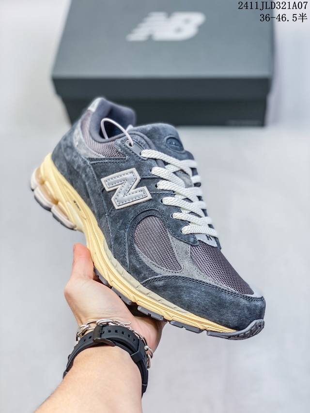 新百伦 New Balance 2002R 跑鞋 男女运动鞋厚底老爹鞋。沿袭了面世之初的经典科技，以 ENCAP 中底配以升级版 N-ERGY 缓震物料。鞋面则