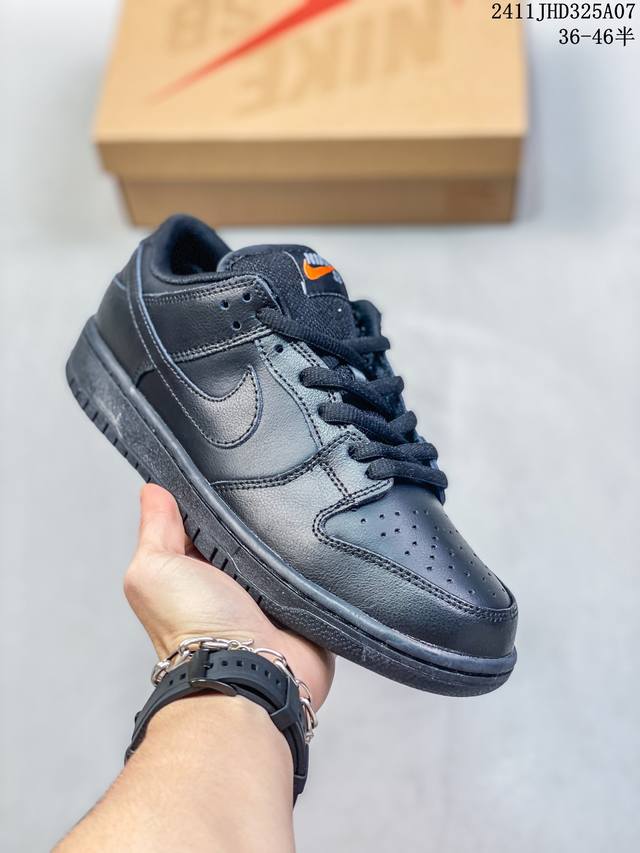 真标带半码 耐克Nike SB Dunk Low 扣篮系列复古低帮休闲运动滑板板鞋。采用脚感柔软舒适ZoomAir气垫，有效吸收滑板等极限运动在落地时带来的冲击