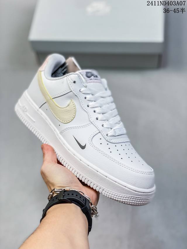 特价带半码耐克Nike AIR FORCE 1‘07 空军一号低帮百搭休闲运动板鞋。柔软、弹性十足的缓震性能和出色的中底设计，横跨复古与现代的外型结合，造就出风