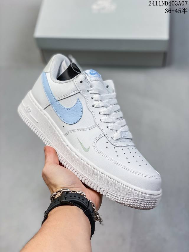 特价带半码耐克Nike AIR FORCE 1‘07 空军一号低帮百搭休闲运动板鞋。柔软、弹性十足的缓震性能和出色的中底设计，横跨复古与现代的外型结合，造就出风