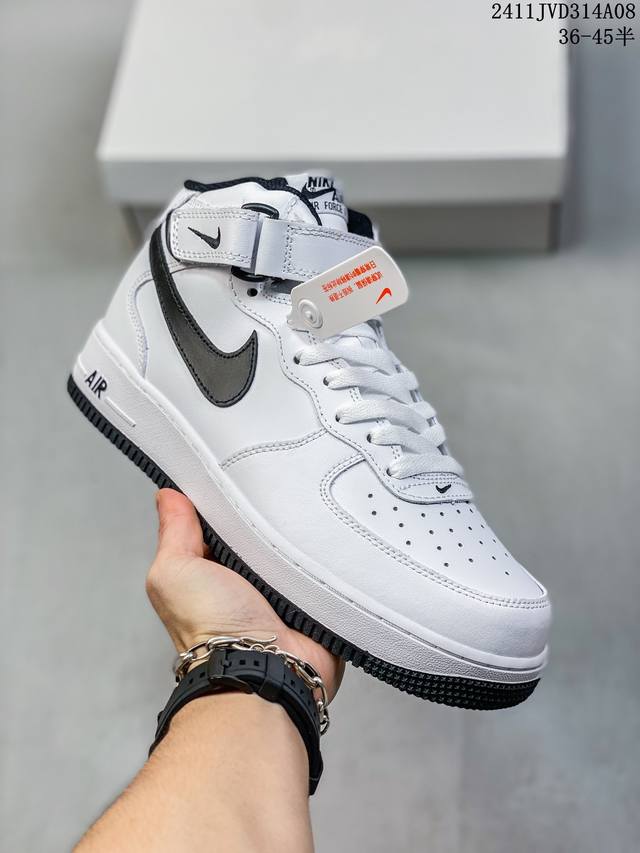 公司级带半码耐克Nike AIR FORCE 7 空军一号低帮百搭休闲运动板鞋。柔软、弹性十足的缓震性能和出色的中底设计，横跨复古与现代的外型结合，造就出风靡全