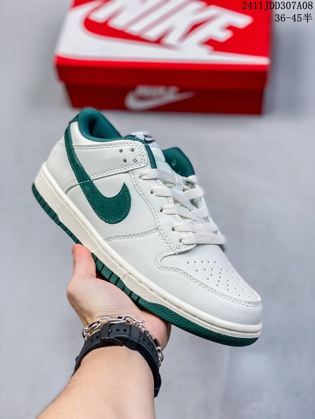 真标带半码 耐克Nike SB Dunk Low 扣篮系列复古低帮休闲运动滑板板鞋。采用脚感柔软舒适ZoomAir气垫，有效吸收滑板等极限运动在落地时带来的冲击