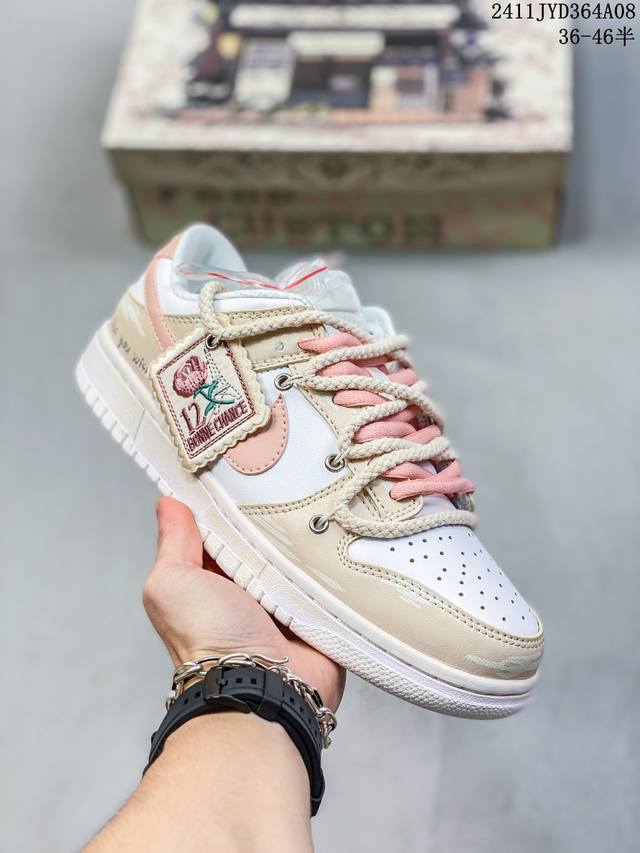 Nike Dunk Low SB联名 解构绑带滑板鞋 这双鞋带系统延续了今年的代表性风格，保持了 Dunk SB Low 街头属性的同时，Virgil 强烈的解