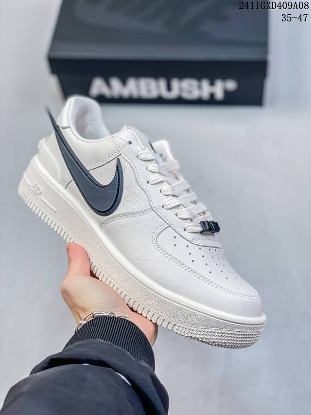 公司级带半码耐克Nike AIR FORCE 1‘07 空军一号低帮百搭休闲运动板鞋。柔软、弹性十足的缓震性能和出色的中底设计，横跨复古与现代的外型结合，造就出