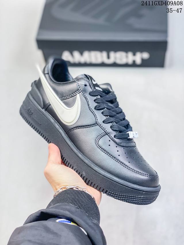 公司级带半码耐克Nike AIR FORCE 1‘07 空军一号低帮百搭休闲运动板鞋。柔软、弹性十足的缓震性能和出色的中底设计，横跨复古与现代的外型结合，造就出