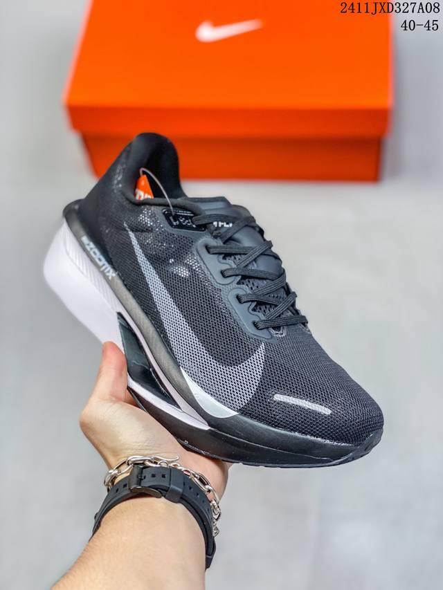 NK ZoomX Invincible Run Flyknit FK6 轻量飞织低帮休闲运动慢跑鞋 搭载全脚掌 ZoomX 缓冲中底 搭配 Pebax 物料与橡