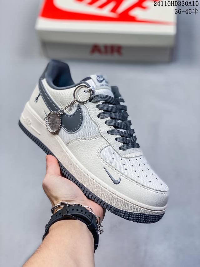 公司级带半码耐克Nike AIR FORCE 1‘07 空军一号低帮百搭休闲运动板鞋。柔软、弹性十足的缓震性能和出色的中底设计，横跨复古与现代的外型结合，造就出