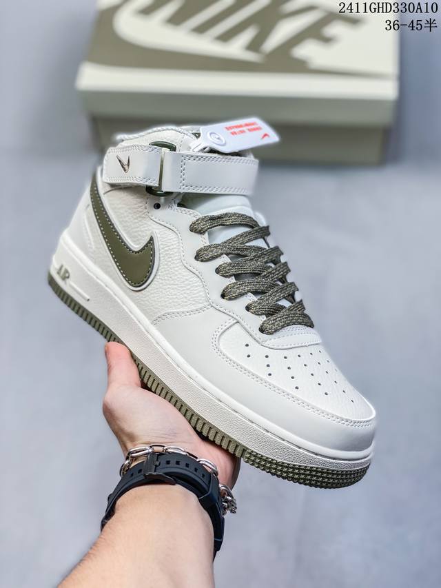 公司级带半码耐克Nike AIR FORCE 1‘07 空军一号低帮百搭休闲运动板鞋。柔软、弹性十足的缓震性能和出色的中底设计，横跨复古与现代的外型结合，造就出