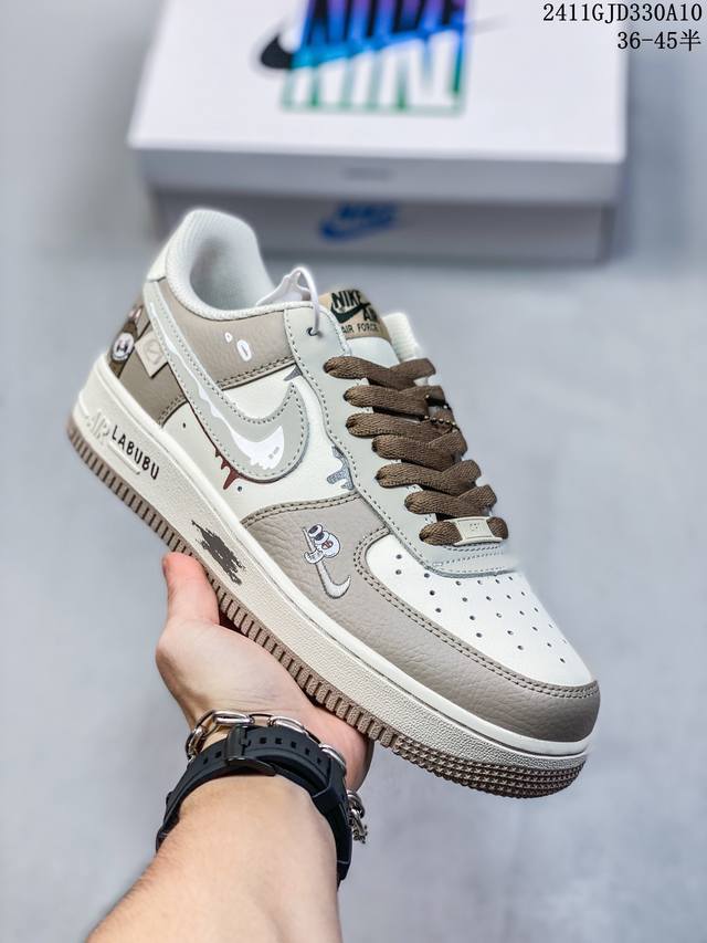 公司级带半码耐克Nike AIR FORCE 1‘07 空军一号低帮百搭休闲运动板鞋。柔软、弹性十足的缓震性能和出色的中底设计，横跨复古与现代的外型结合，造就出