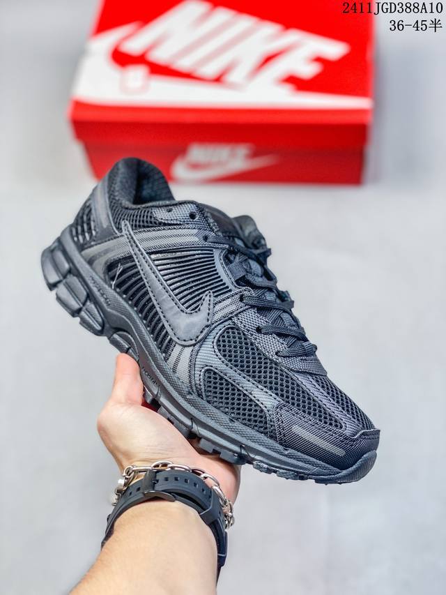 NikeZoom Vomero 5 PRM 佛莫罗5代PRM系列经典复古休闲运动慢跑鞋 采用环保纤维革饰片组合网眼布鞋面材质 正确后跟TPU加固 耐弯折热塑框架