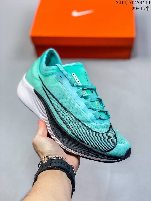 耐克NIKE ZOOM FLY3 新款马拉松透气登月飞马跑 更为醒目的 Swoosh 设计..尺码：39 40 40.5 41 42 42.5 43 44 44