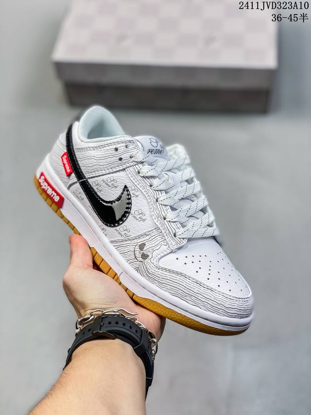 Supreme联名-生胶鬼脸 海外官方同步发售，耐克Nike Dunk Low Supreme 联名，美国街头滑板鞋潮牌，红底白色的独特LOGO使Supreme