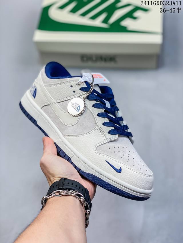 海外爆款限量发售！公司级 Nike SB Dunk Low“北面联名 灰猪八藏蓝勾” 周年高端定制 低帮休闲板鞋 定制鞋盒 大厂纯原品质出货 超高清洁度 皮料切