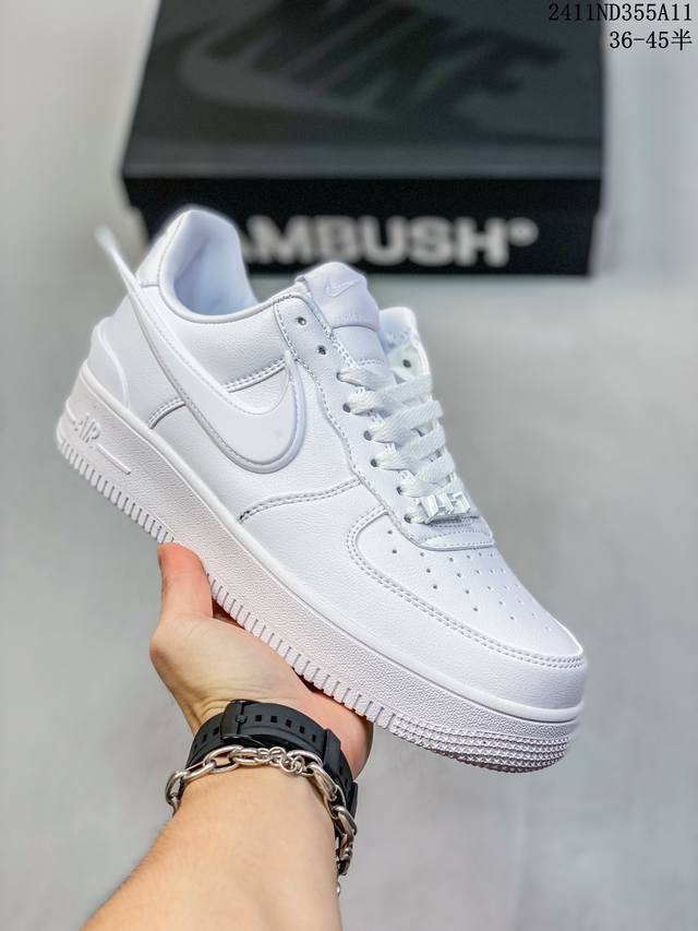 公司级带半码耐克Nike AIR FORCE 1‘07 空军一号低帮百搭休闲运动板鞋。柔软、弹性十足的缓震性能和出色的中底设计，横跨复古与现代的外型结合，造就出