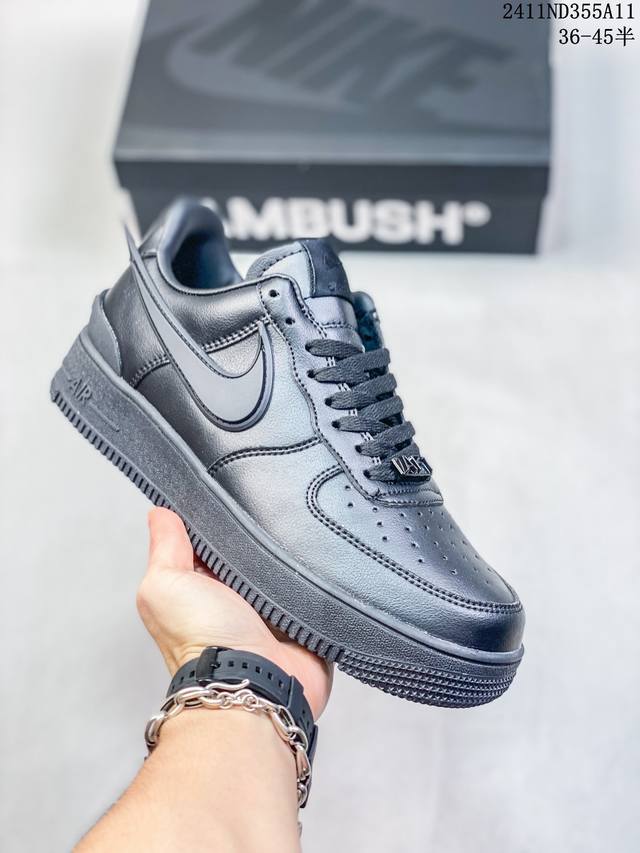 公司级带半码耐克Nike AIR FORCE 1‘07 空军一号低帮百搭休闲运动板鞋。柔软、弹性十足的缓震性能和出色的中底设计，横跨复古与现代的外型结合，造就出