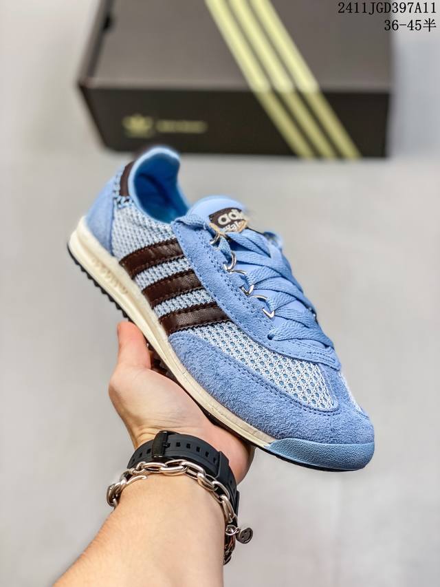 Adidas 阿迪达斯 原楦原纸版开发，采用软质蟒蛇纹印花牛剖革鞋面材质，内环保可再生海玻璃鞋垫，外置RB耐磨防滑橡胶大底复古风十足，联乘英国设计师品牌Wale