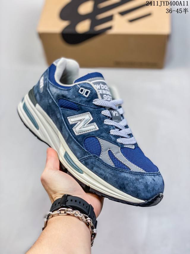 New Balance 新百伦 男女鞋真标半码制，原楦原纸版开发版型，采用固色猪巴革组合网眼织物鞋面材质，中底搭载全掌 FuelCell缓震科技，独立开发4层组