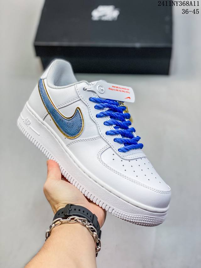 真标带半码耐克Nike AIR FORCE 1‘07 空军一号低帮百搭休闲运动板鞋。柔软、弹性十足的缓震性能和出色的中底设计，横跨复古与现代的外型结合，造就出风