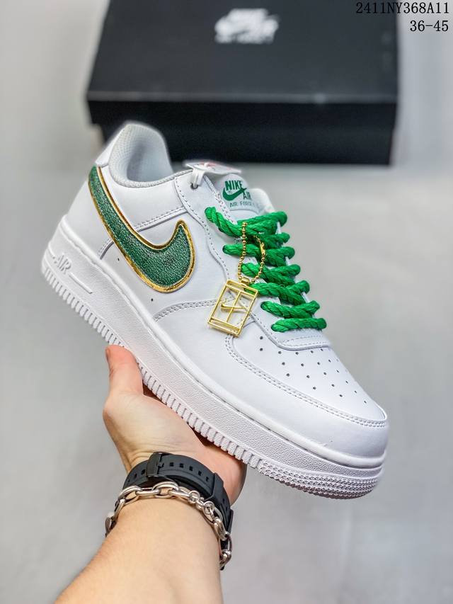 真标带半码耐克Nike AIR FORCE 1‘07 空军一号低帮百搭休闲运动板鞋。柔软、弹性十足的缓震性能和出色的中底设计，横跨复古与现代的外型结合，造就出风