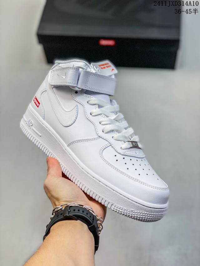 公司级带半码耐克Nike AIR FORCE 7 空军一号低帮百搭休闲运动板鞋。柔软、弹性十足的缓震性能和出色的中底设计，横跨复古与现代的外型结合，造就出风靡全