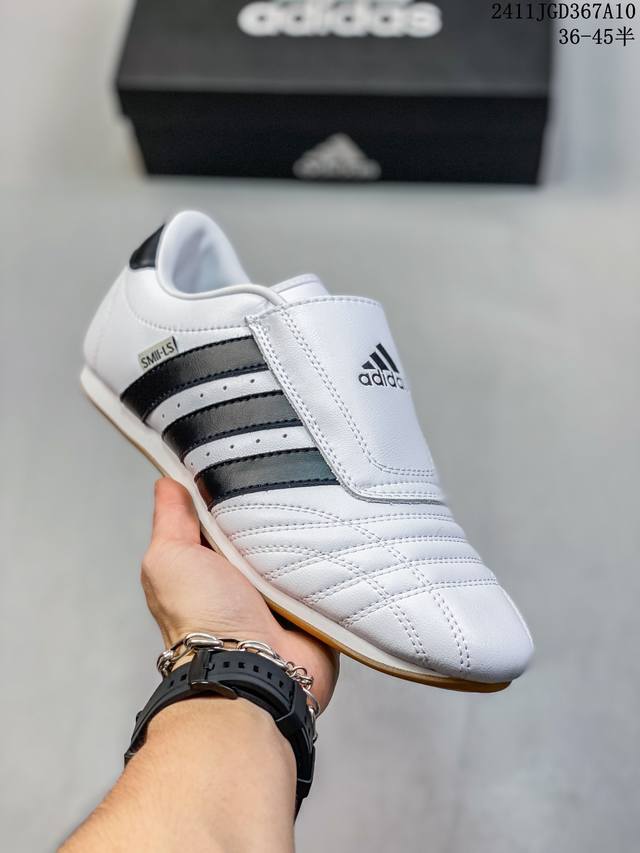 adidas Adizero EVO SL舒适运动防滑耐磨低帮跑步鞋，轻质网眼合成鞋面搭配织物内里坚韧透气包裹舒适，中底搭载全掌双层 LIGHTSTRIKE P